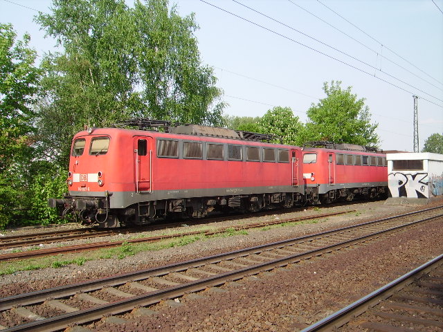 Zwei BR 140 mit Kohlewagen abgestellt in Maintal Ost am 24.04.11