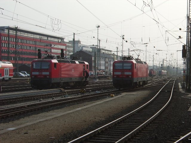 Zwei BR 143 am 05.04.09 in Frankfurt am Main Hbf. Es steigt ein Lokfhrer aus einer der beiden Loks. 