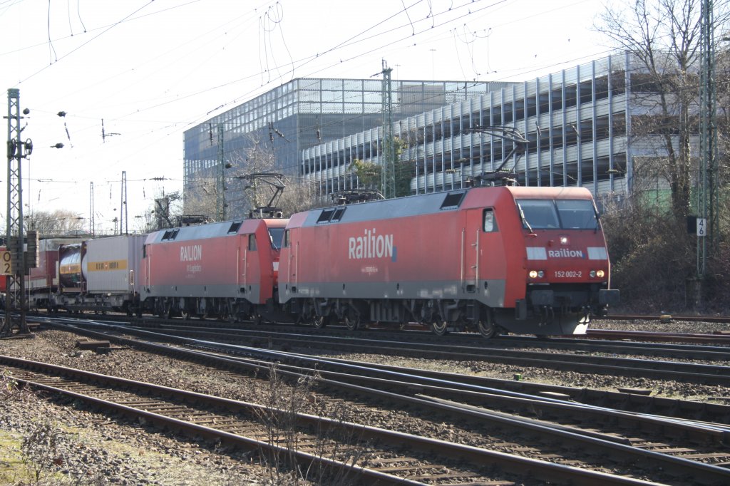 Zwei BR 152 002-2 und BR 152 113-7 beide von Railion kommen mit einem gemischten Containerzug aus Richtung Kln und fahren in Aachen-West ein bei Sonne.
7.3.2011