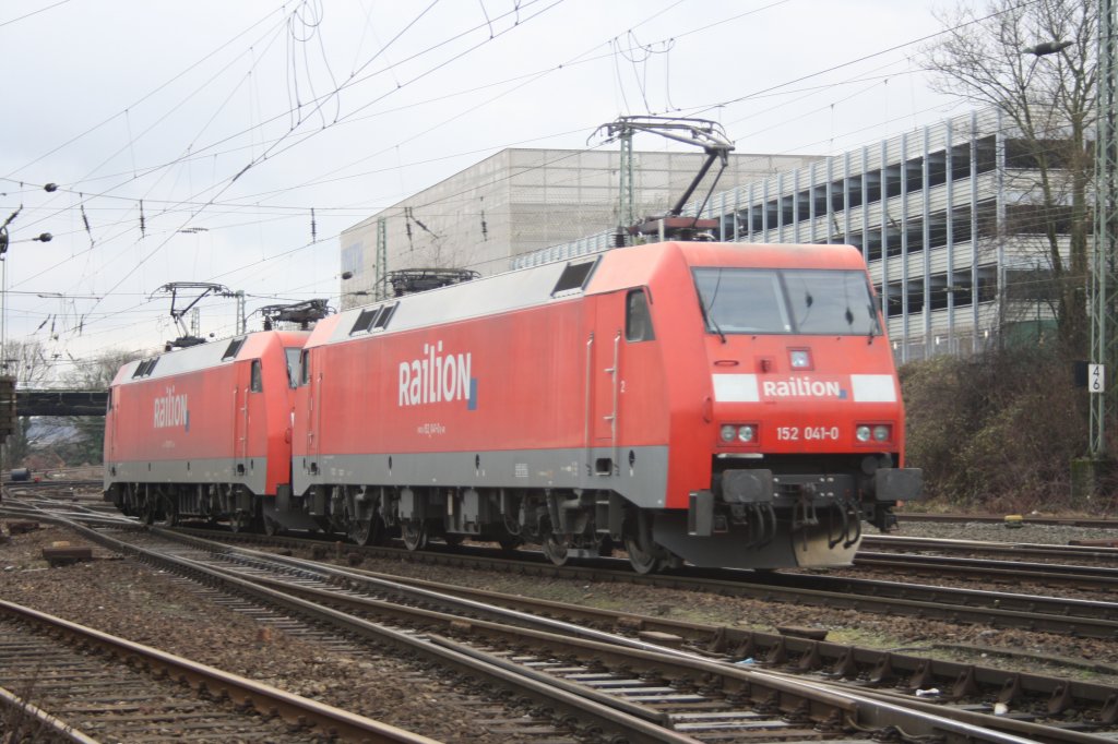 Zwei BR 152 041-0 und BR 152 097-2 von Railion rangieren in Aachen-West.
9.1.2011