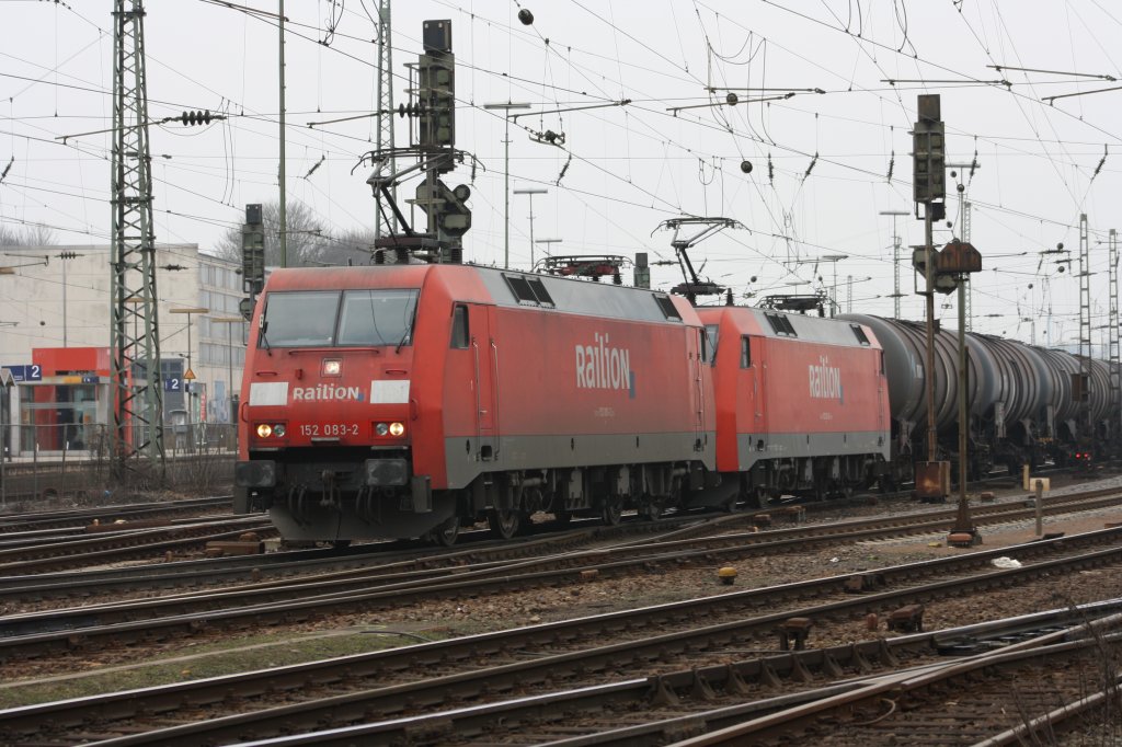 Zwei BR 152 083-2 und eine BR 152 022-0 von Railion fahren mit einem sehr langen lzug von Aachen-West nach Basel ber Kln.
20.2.2011