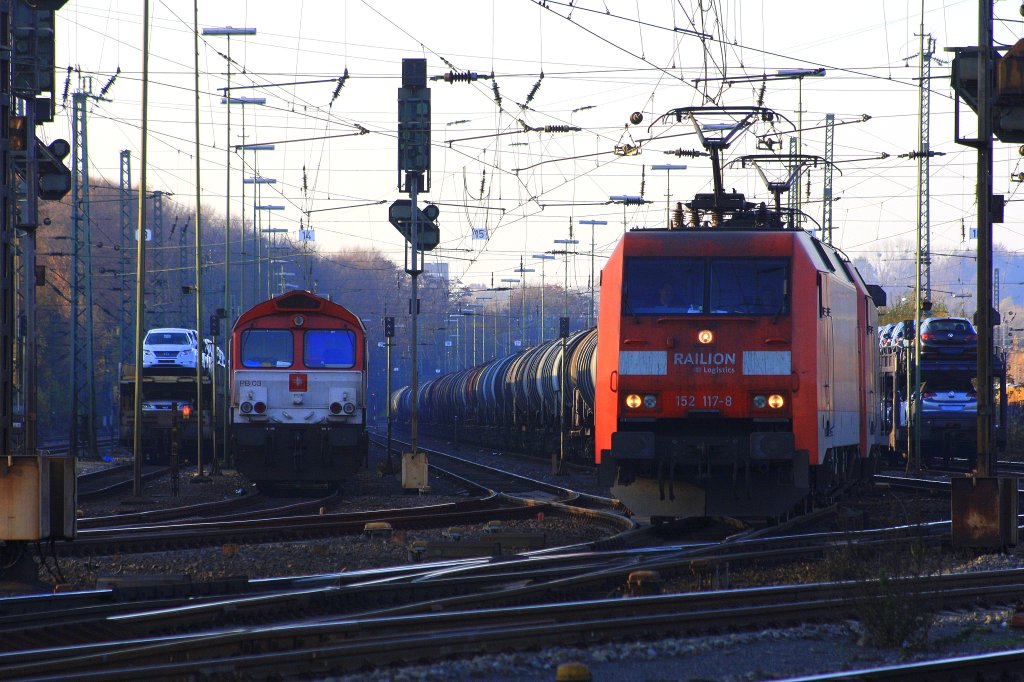 Zwei BR 152er fahnen mit einem lzug von Aachen-West in Richtung Kln und im Hintergrund steht eine Class 66 PB03  Mireille  von Crossrail mit einem Silozug.
20.11.2011