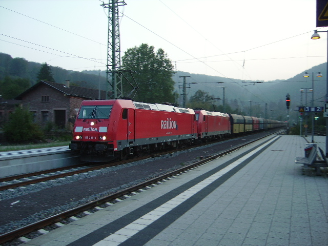 Zwei BR 185 von Railion mit polnischen Kohlewagen am 21.09.09 in Necakrgemnd Bhf 