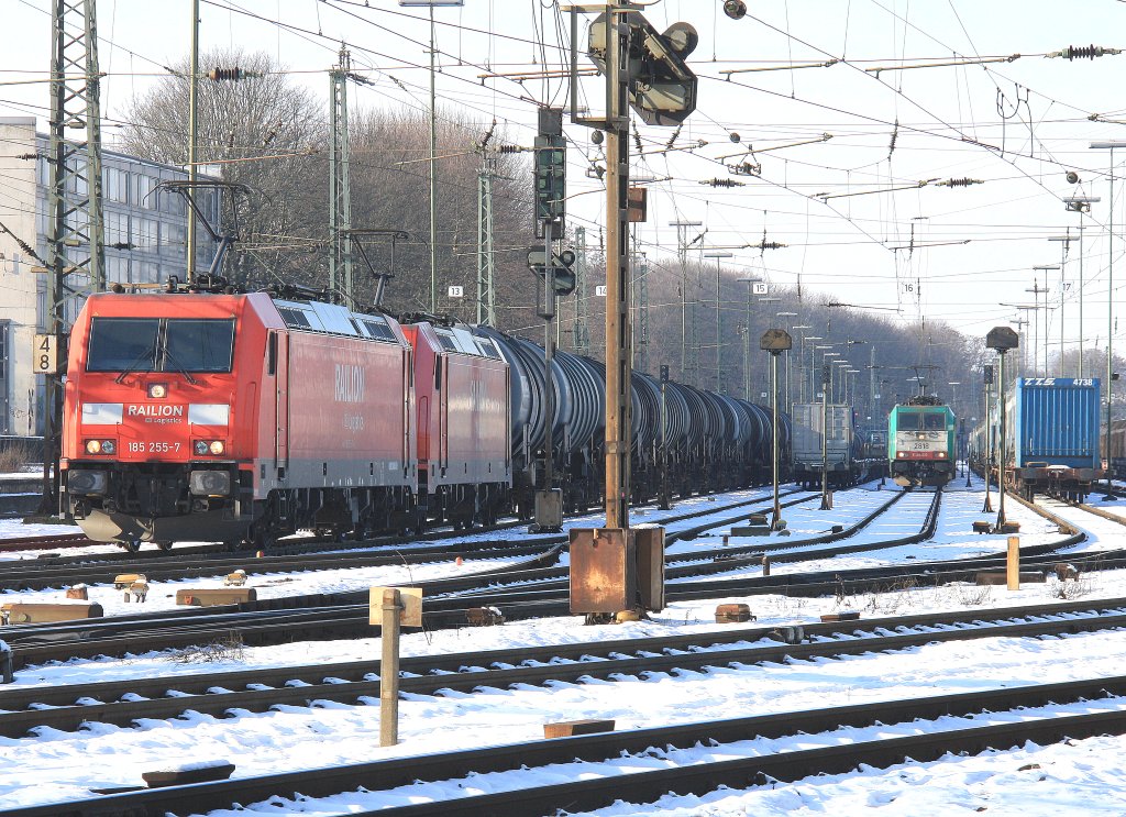 Zwei BR 185er von Railion stehen in Aachen-West mit einem lzug und warten auf die Abfahrt nach Kln bei Schnee und Sonnenschein am 5.2.2012.

