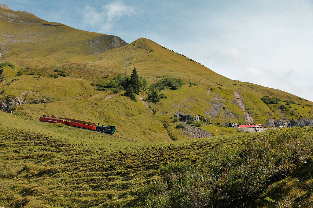 Zwei BRB-Zge klettern hinauf in Richtung Oberstafel und Brienzer Rothorn. Auf dem Wanderweg bei der  Chemad . 12. Sept. 2010, 12:38 