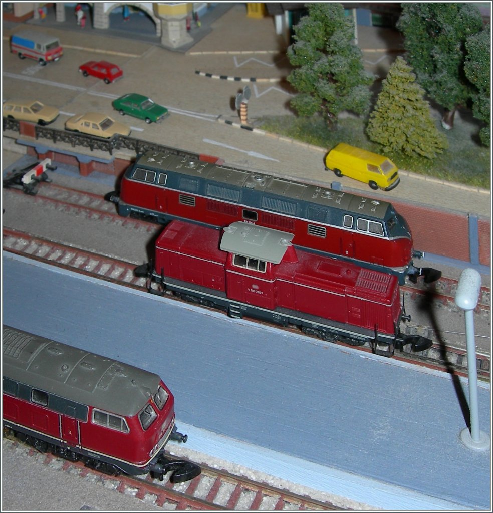 Zwei Bundesbahn Klassiker auf meiner  Z  Anlage: V 221 und V 100 - und auch die Ablsung in Form der BR 218 rollt schon heran. 
6.12.2010