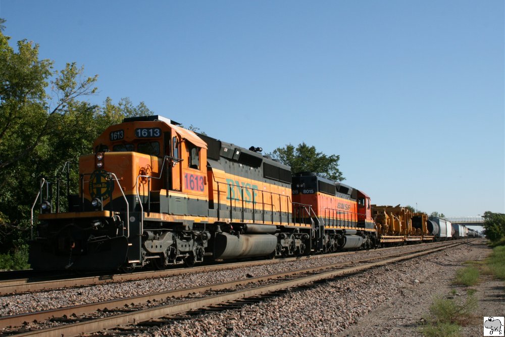 Zwei Burlington Northern and Santa Fe Lokomotiven (# 1613 und # 8015 beides eine EMD SD40-2) ziehen einen Bauzug aus Tulsa, Oklahoma am Morgen des 19. September 2011.