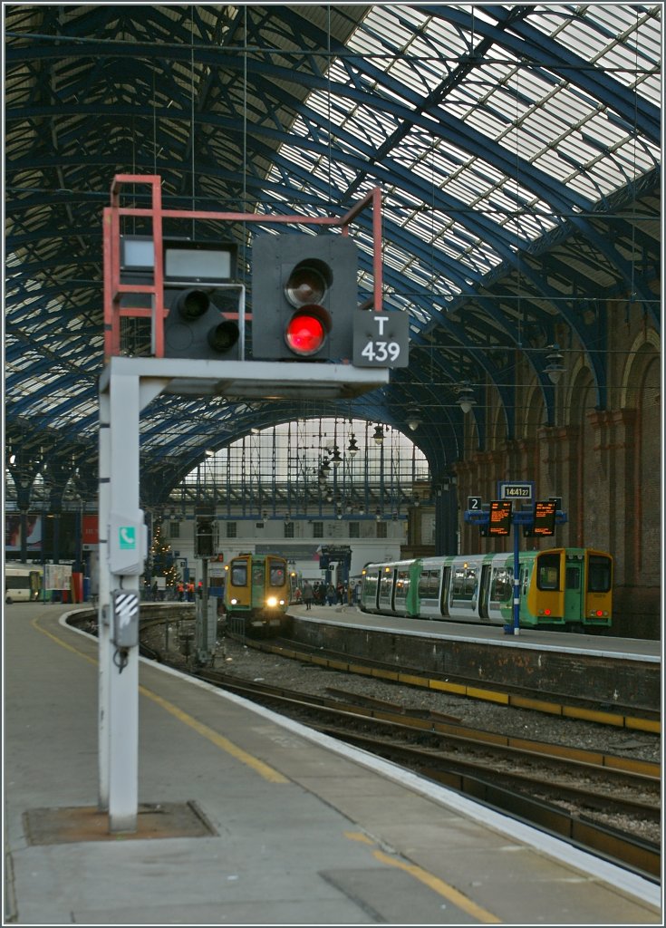 Zwei Class 313 Triebzüge stehen in Brighton unter der schmucken Bahnhofshalle.
15. Nov. 2012