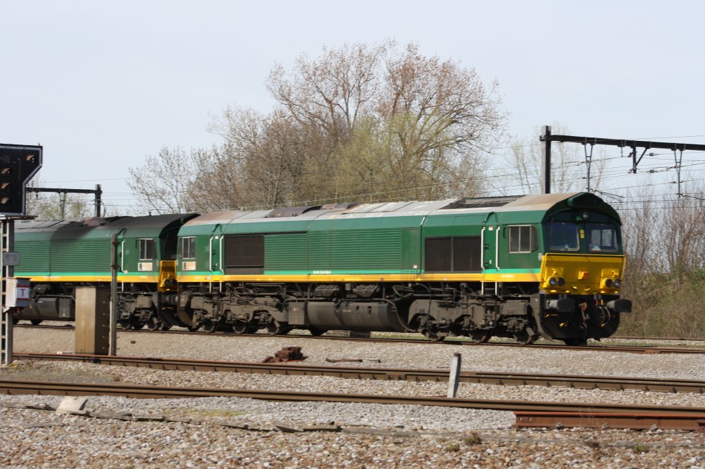 Zwei Class 66 von Ascendos Rail Leasing stehen abgestehlt in Montzen-Gare.
2.4.2011