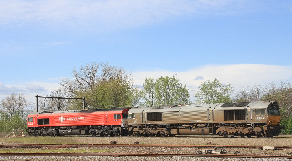Zwei Class 66 DE6301  Debora  von Crossrail und die DE6307 von DLC Railways stehen in Montzen-Gare(B) am 1.5.2012.