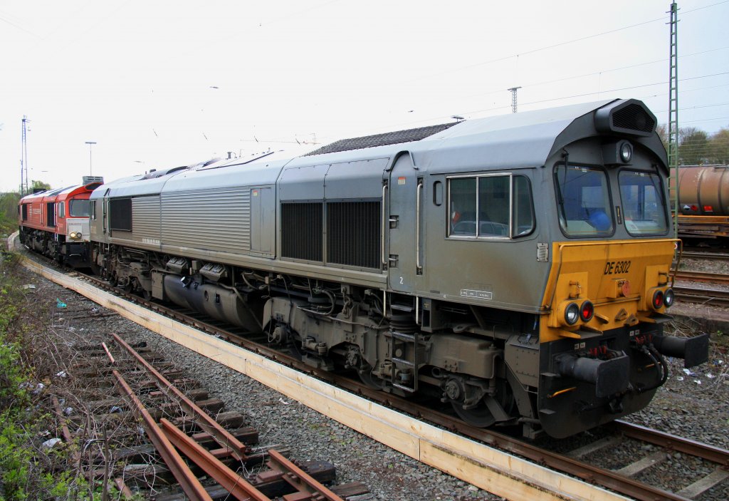 Zwei Class 66 DE6302 von DLC Railways und die DE6312  Alix  von Crossrail stehen in Aachen-Wet an der Laderampe bei Regenwolken am 18.4.2012.