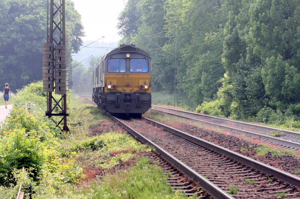 Zwei Class 66 DE6307 und DE6302 von DLC Railways kommen als Lokzug und fahren nach Aachen-West bei Sonne.
Augenomen am Gemmenicher-Weg.
21.5.2011