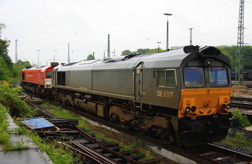Zwei Class 66 DE6307 von DLC Railways und die DE6312  Alix  von Crossrail stehen in Aachen-Wet an der Laderampe bei Regen am Abend vom 28.5.2013.