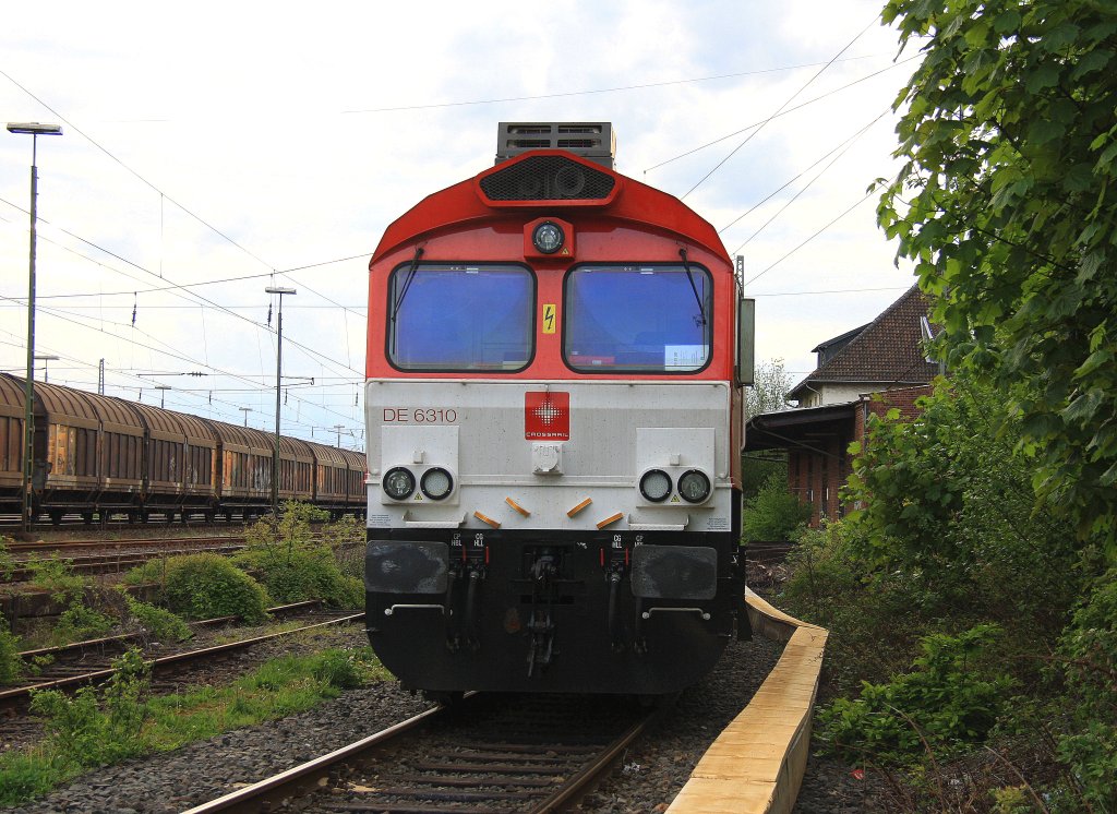 Zwei Class 66 DE6310  Griet  von Crossrail und die Class 66 DE6302 von DLC Railways stehen auf dem abstellgleis in Aachen-West am Abend des 10.5.2012.