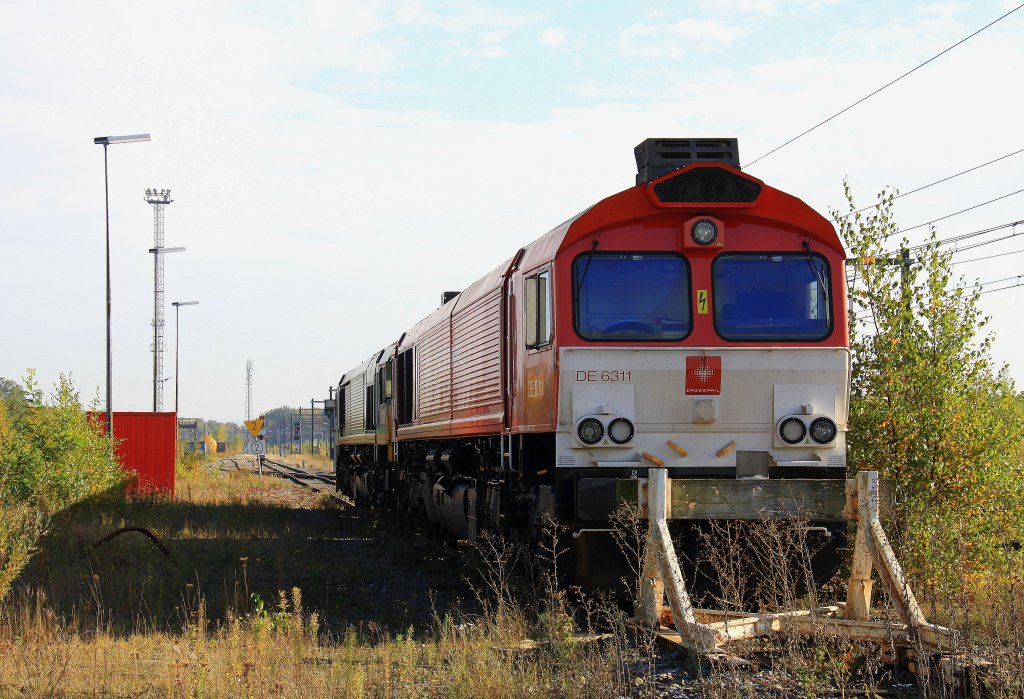 Zwei Class 66 DE6311  Hanna  von Crossrail und die PB14 von Railtraxx BVBA stehen in Montzen-Gare(B) bei schnem Herbstwetter am 21.10.2012.