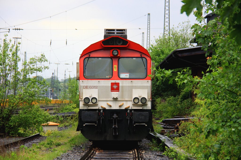 Zwei Class 66 DE6312  Alix  von Crossrail und die DE6306 von DLC Railways stehen auf dem abstellgleis in Aachen-West bei Sonne und Regen am Abend vom 28.5.2013.
