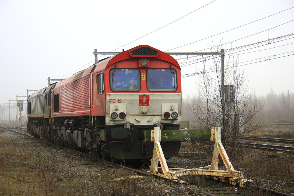 Zwei Class 66 PB12  Marleen  von Crossrail und die PB15 von Railtraxx BVBA stehen am Prellbock in Montzen-Gare(B) bei Nebel am 6.1.2013.