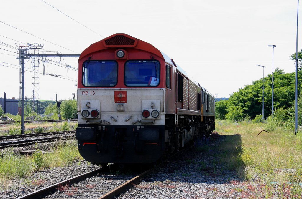 Zwei Class 66 PB13  Ilse  von Crossrail und die DE6309 von DLC Railways stehen in Montzen-Gare(B) bei Sonnenschein am 17.6.2012.