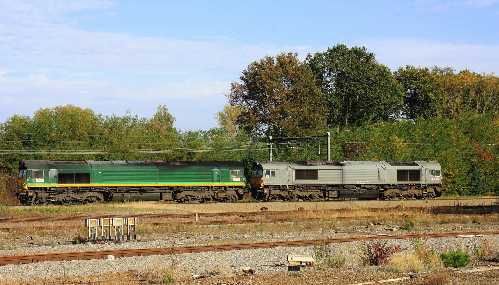 Zwei Class 66 PB15 von Railtraxx BVBA und die DE6306 von DLC Railways stehen in Montzen-Gare(B) bei schnem Herbstwetter am 21.10.2012.