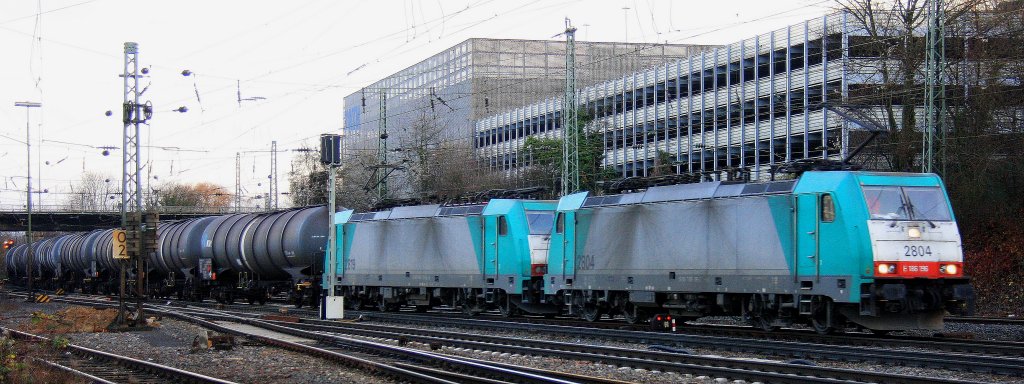 Zwei Cobra 2804 und 2819 kommen mit einem sehr langen �lzug aus Antwerpen-Petrol(B) nach Basel(CH) und fahren in Aachen-West ein in der Abendsonne am 15.12.2012.