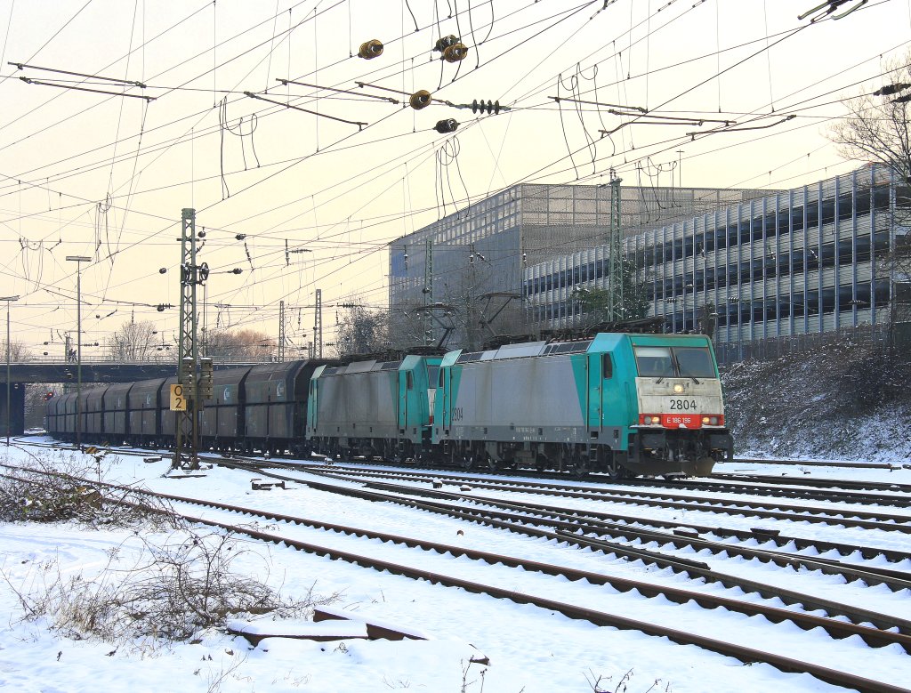 Zwei Cobra 2804 und  2828 kommen bei Schnee mit einem Kohlenzug aus Zandvliet(B) nach Mannheim und fahren in Aachen-West ein am 31.1.2012.