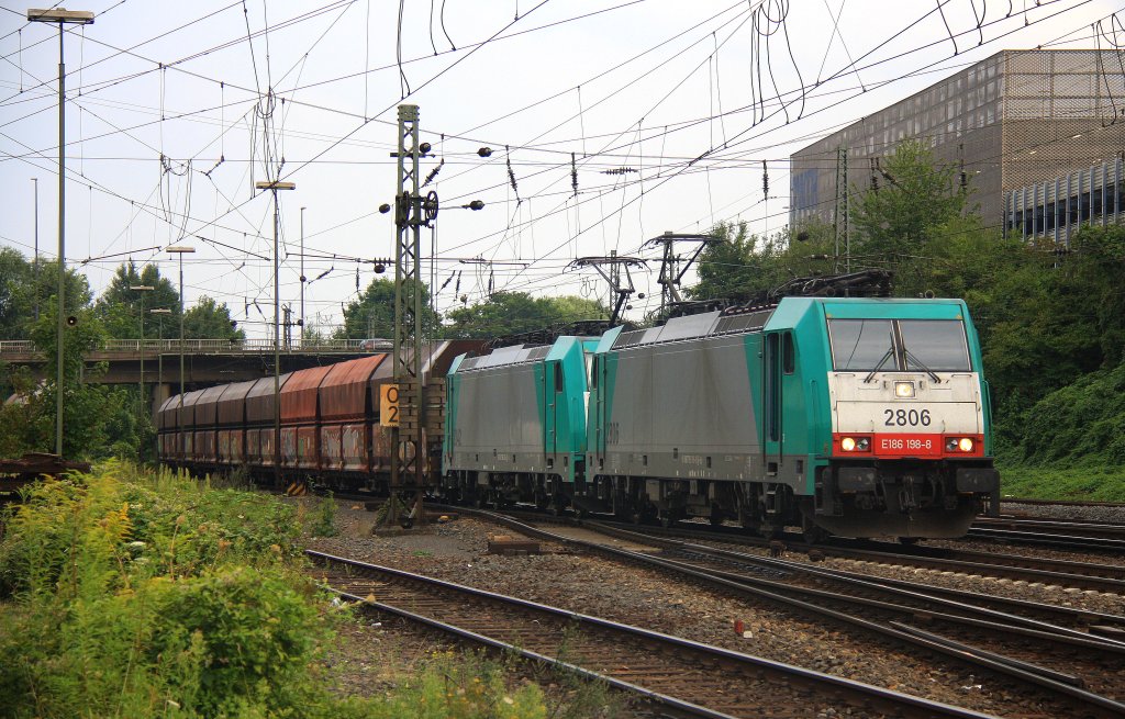 Zwei Cobra 2806 und 2842 kommen mit einem Kalkzug aus Yves-Gomez�e(B) nach Millingen und fahren in Aachen-West ein bei Wolken am 13.8.2012.