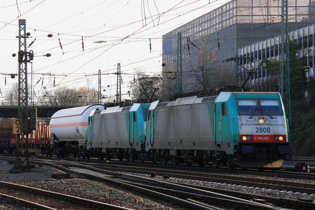 Zwei Cobra 2808 und 2807 kommen mit einem gemischten G�terzug aus Antwepen-Noord nach K�ln-Gremberg und fahren in Aachen-West ein bei Sonne am 27.1.2012.