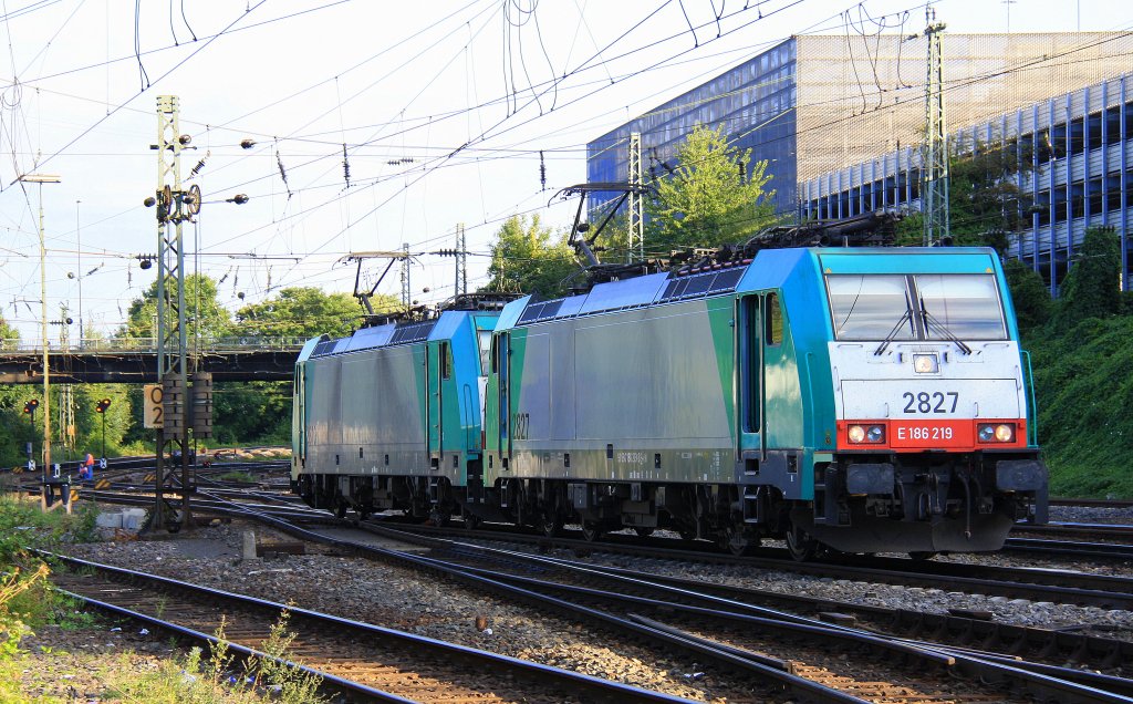 Zwei Cobra 2810 und 2827 rangiern in Aachen-West bei Sonnenschein am 1.9.2012.