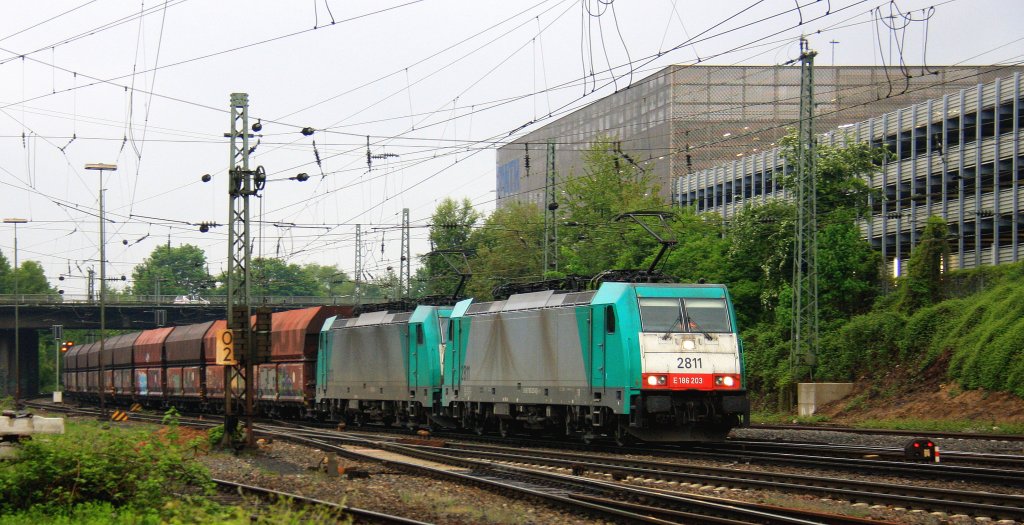 Zwei Cobra 2811 und 2813 kommen mit einem langen Kalkzug aus Yves-Gomeze(B) nach Millingen und fahren in Aachen-West ein bei Regenstimmung am Abend des 17.5.2013.