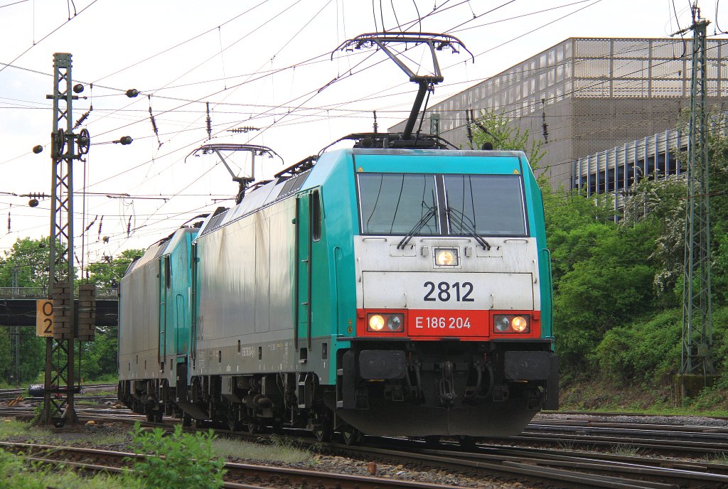 Zwei Cobra 2812 und 2837 kommen als Lokzug aus Richtung Montzen/Belgien und fahren in Aachen-West am 11.5.2012.