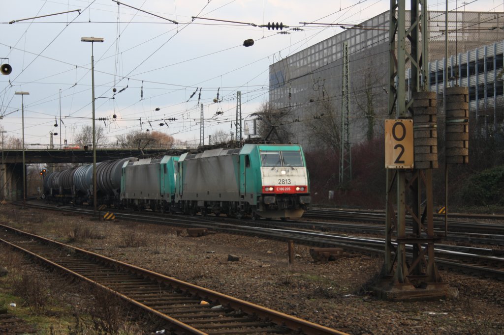 Zwei Cobra 2813 und 2817 kommen mit einem sehr lagen �lzug aus Montzen/Belgien und fahren in Aachen-West ein.
12.2.2011
