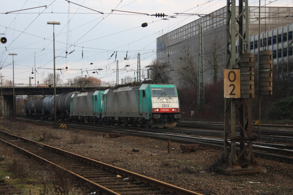 Zwei Cobra 2813 und 2817 kommen mit einem sehr lagen lzug aus Montzen/Belgien und fahren in Aachen-West ein.
12.2.2011