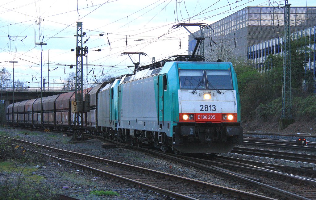 Zwei Cobra 2813 und 2821 kommen mit einem Kalkzug aus Belgien und fahren in Aachen-West ein bei Abendstimmung am 11.4.2012.