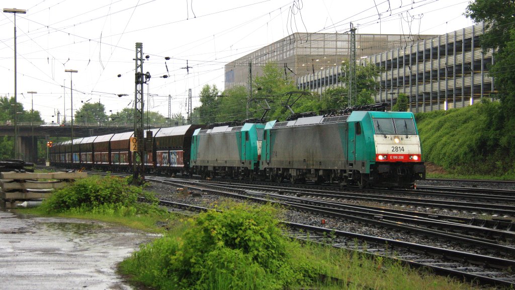 Zwei Cobra 2814 und 2815 kommen mit einem langen Kalkzug aus Yves-Gomeze(B) nach Millingen und fahren in Aachen-West ein bei Regen und Gewitter am Abend vom 28.5.2013. 