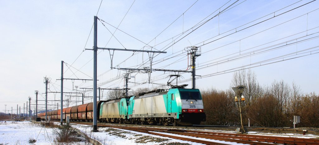 Zwei Cobra 2815 und 2806 kommen bei Schnee und Sonne mit einem langen Kalkzug aus Richtung Vise(B) und fahren durch Montzen-Gare(B) nach Aachen-West am Kalten 10.2.2013.