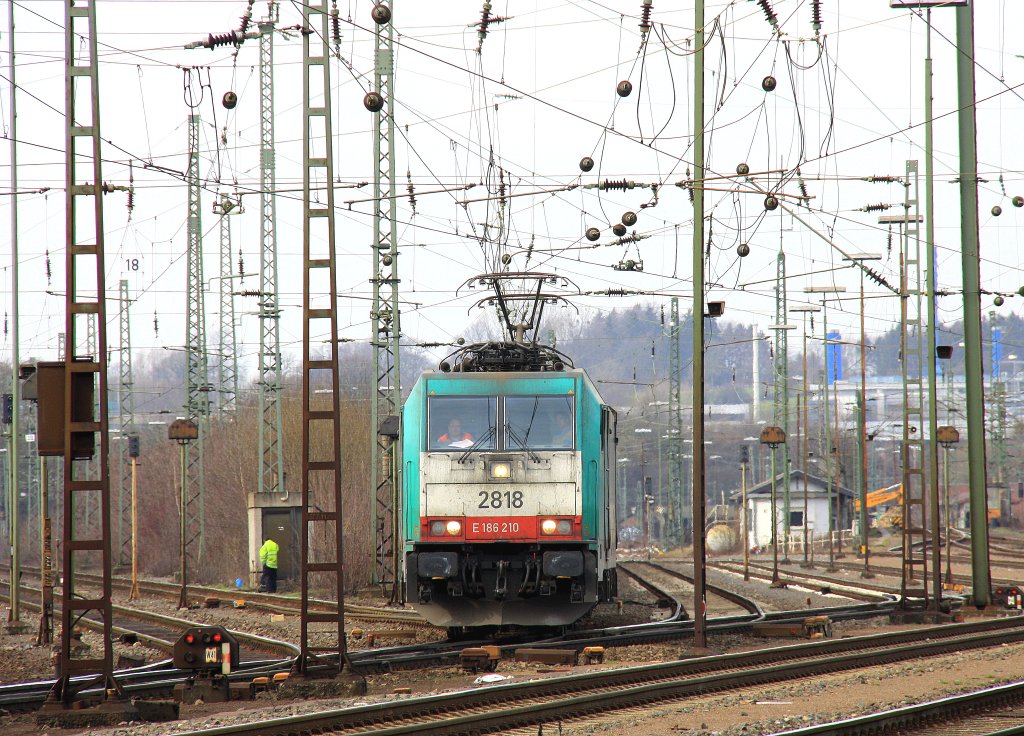 Zwei Cobra 2818 und 2829 fahren mit einem Schrottzug von Aachen-West nach Belgien bei Sonnenschein am 9.3.2012.