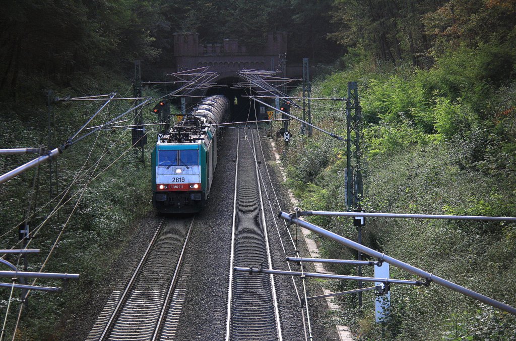 Zwei Cobra 2819 und 2818 kommen aus dem Gemmenicher-Tunnel mit einem  Kesselzug aus Antwerpen-BASF(B) nach  Ludwigshafen-BASF und fahren die Gemmenicher-Rampe herunter nach Aachen-West bei Herbstwetter.
Aufgenommen bei Reinartzkehl am 8.10.2012.