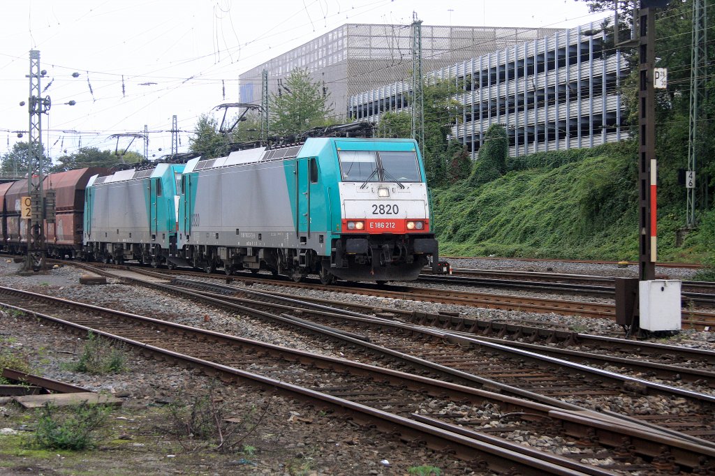Zwei Cobra 2820 und 2822 kommen mit einem Kohlenzug aus Zandvliet(B) und fahren in Aachen-West ein bei Wolken.
11.9.2011