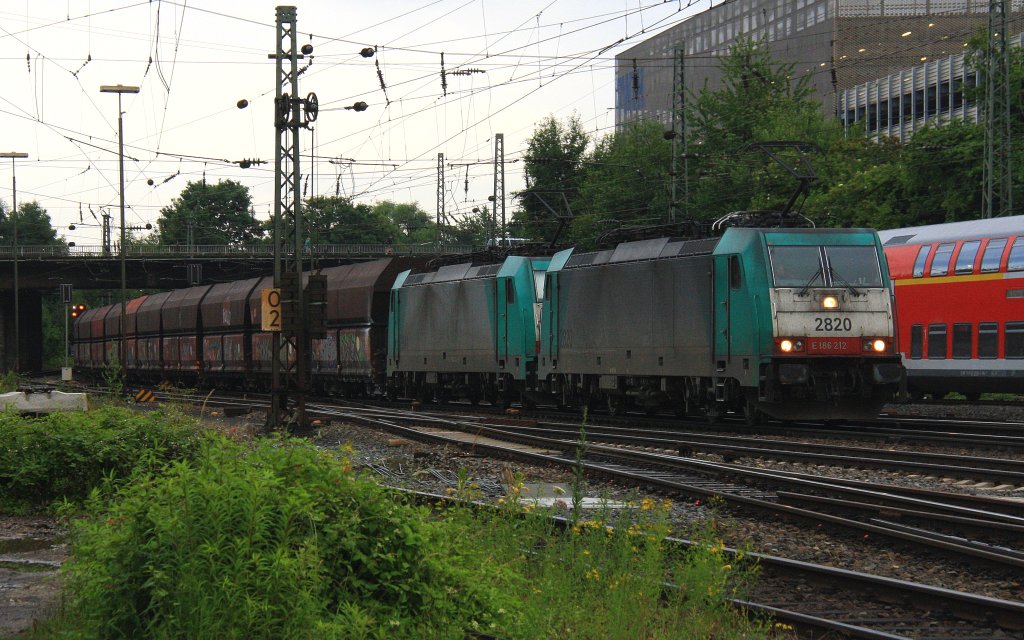 Zwei Cobra 2820 und 2841 kommen mit einem langen Kalkzug aus Yves-Gomeze(B) nach Millingen und fahren in Aachen-West ein in der Abendsonne und Wolken am Abend vom 3.7.2013.