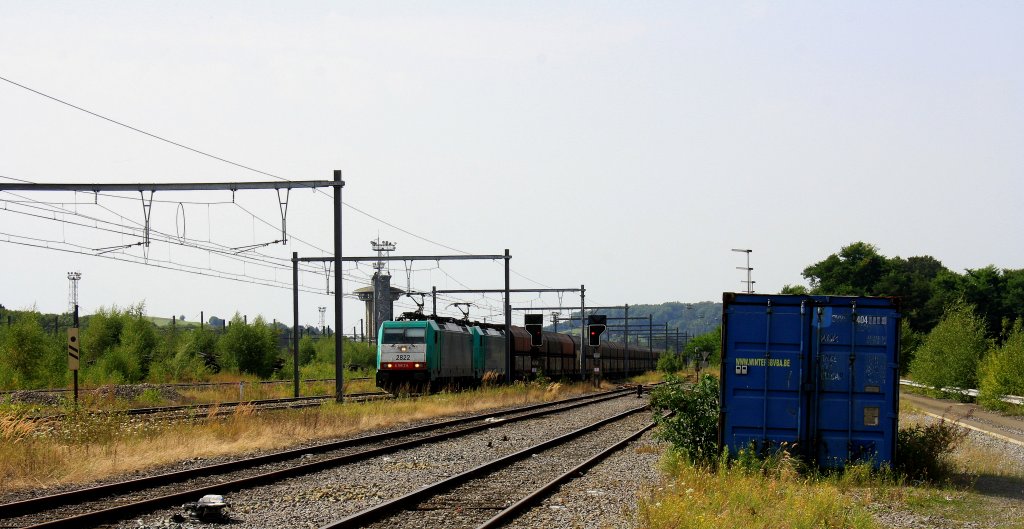 Zwei Cobra 2822 und 2832 kommen durch Montzen-Gare(B) mit einem Kalkzug aus Yves-Gomez�e(B) nach  Millingen und fahren nach Aachen-West bei 39 Grad am 19.8.2012.
