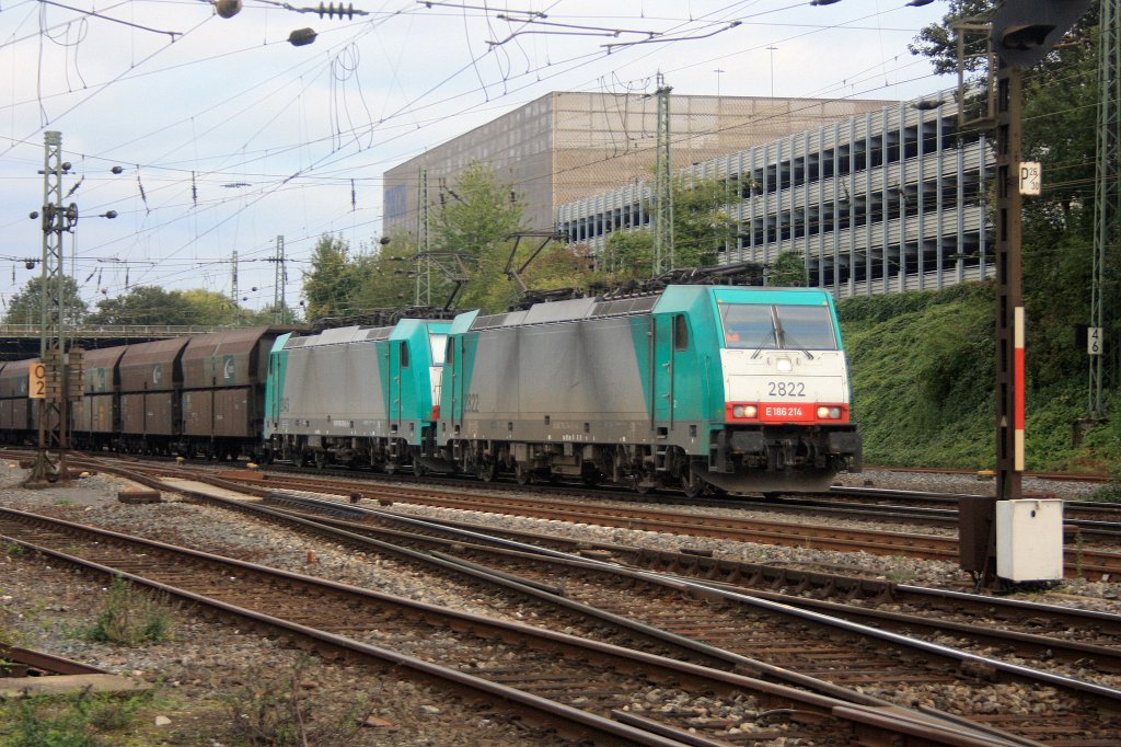 Zwei Cobra 2822 und 2843 kommen mit einem Kohlenzug aus Zandvliet(B) nach Mannheim(D) und fahren in Aachen-West ein bei Sonne und Wolken.
20.9.2011