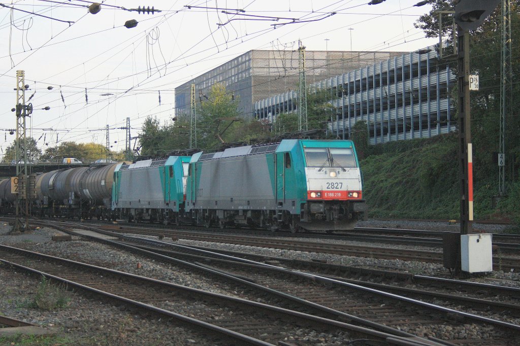 Zwei Cobra 2827 und 2820 kommen mit einem Kesselwargenzug aus  Antwerpen-BASF nach Ludwigshafen-BASF und fahren in Aachen-West ein bei Abendsonne.
26.9.2011