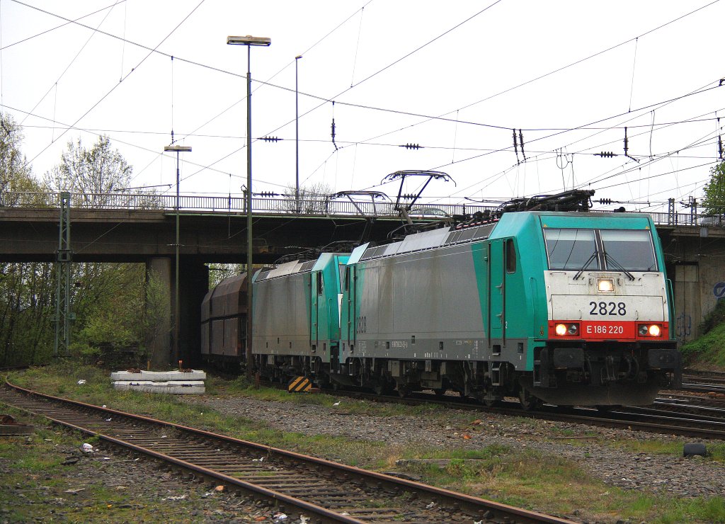 Zwei Cobra 2828 und 2804 kommen mit einem Kohlenzug aus Antwerpen-Zandvliet(B) nach Dillingen(an der Saar) und fahren in Aachen-West ein am 23.4.2012.