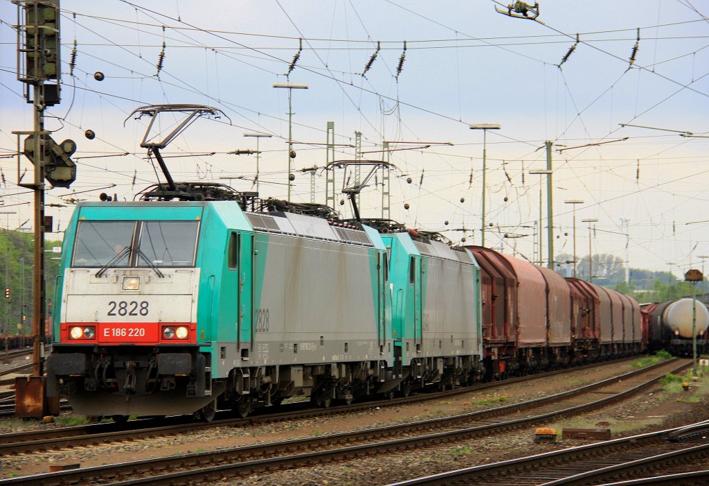 Zwei Cobra 2828 und 2843 fahren mit einem gemischten Gterzug aus Antwerpen-Noord(B) nach Kln-Gremberg bei der Ausfahrt von Aachen-West am 3.5.2012.