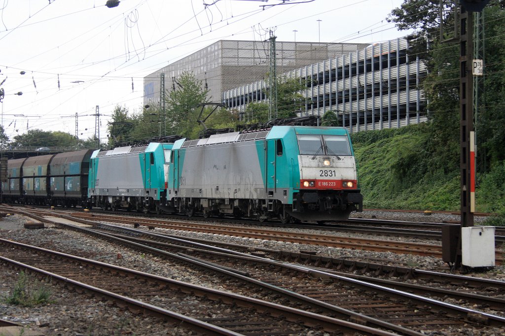 Zwei Cobra 2831 und 2837 kommen mit einem Kohlenzug aus Zandvliet(B) und fahren in Aachen-West ein bei Wolken.
6.9.2011