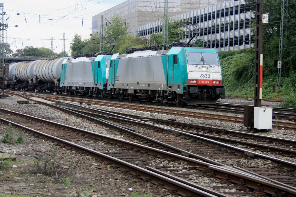 Zwei Cobra 2833 und 2830 kommen mit einem �lzug aus Antwerpen-Petrol nach Basel(CH) und  fahren in Aachen-West ein bei Wolken.
17.9.2011