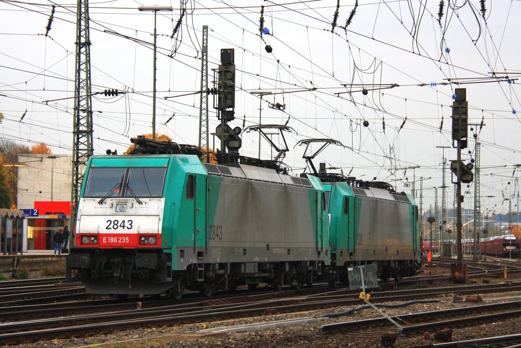 Zwei Cobra 2843 und 2826  rangiern in Aachen-West.
Aufgenommen am 20.10.2012.