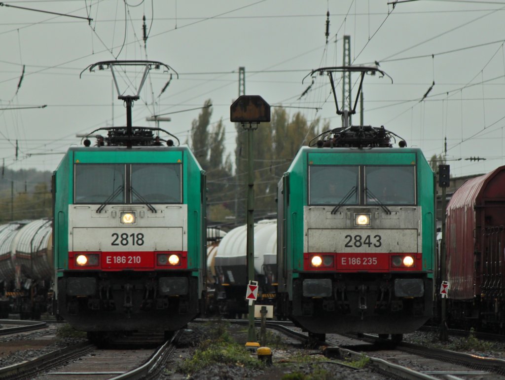 Zwei Cobras am 18.10.2011 in Aachen West, 186 210 (2818) mit einem Kesselzug und 186 235 (2843) als Lz.