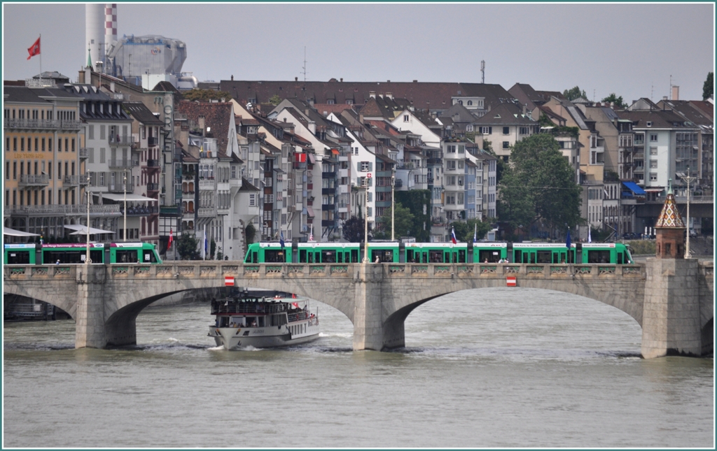 Zwei Combinos fahren ber die Mittlere Rheinbrcke, whrendem darunter das Kursschiff Llleknig gegen die starke Strmung ankmpft. (04.07.2012)