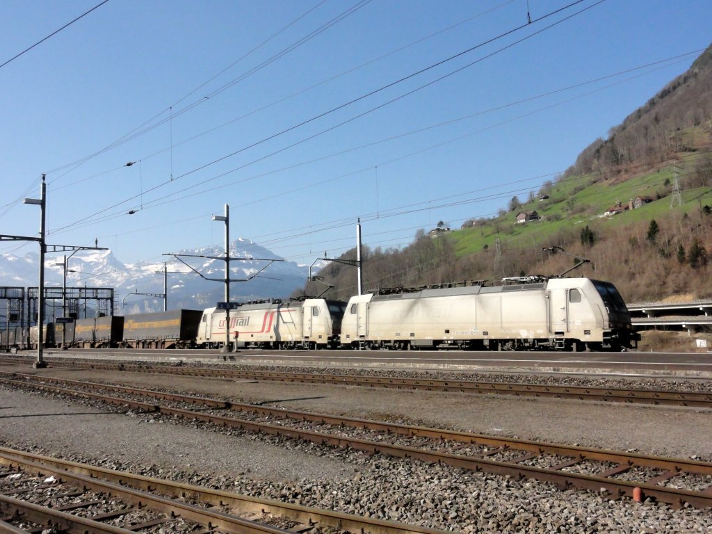Zwei Crossrail BR 186 fahren mit einem GZ durch Schwyz am 31.03.2012